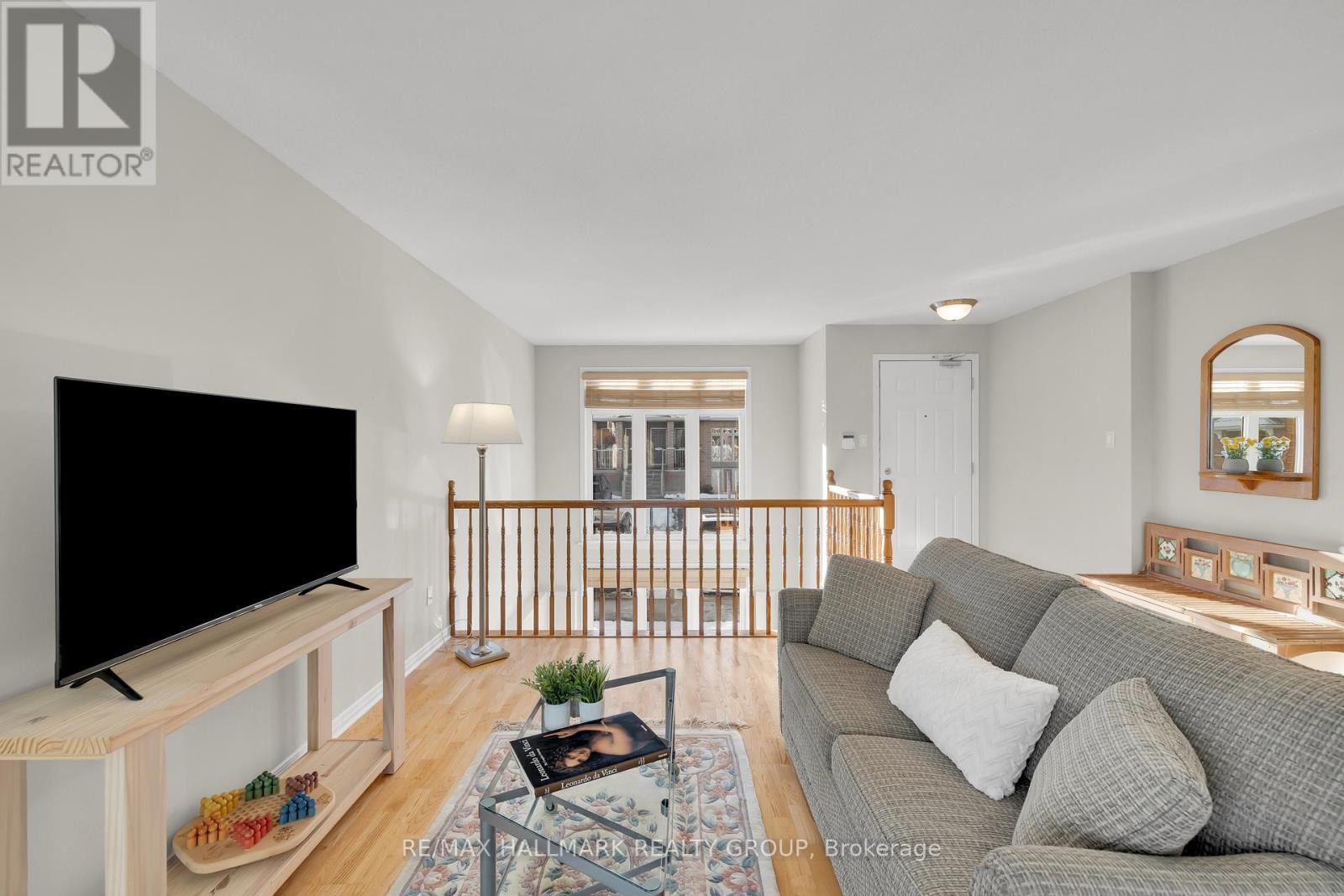 4 - 577 Reardon Private, Ottawa, ON - Indoor Photo Showing Living Room