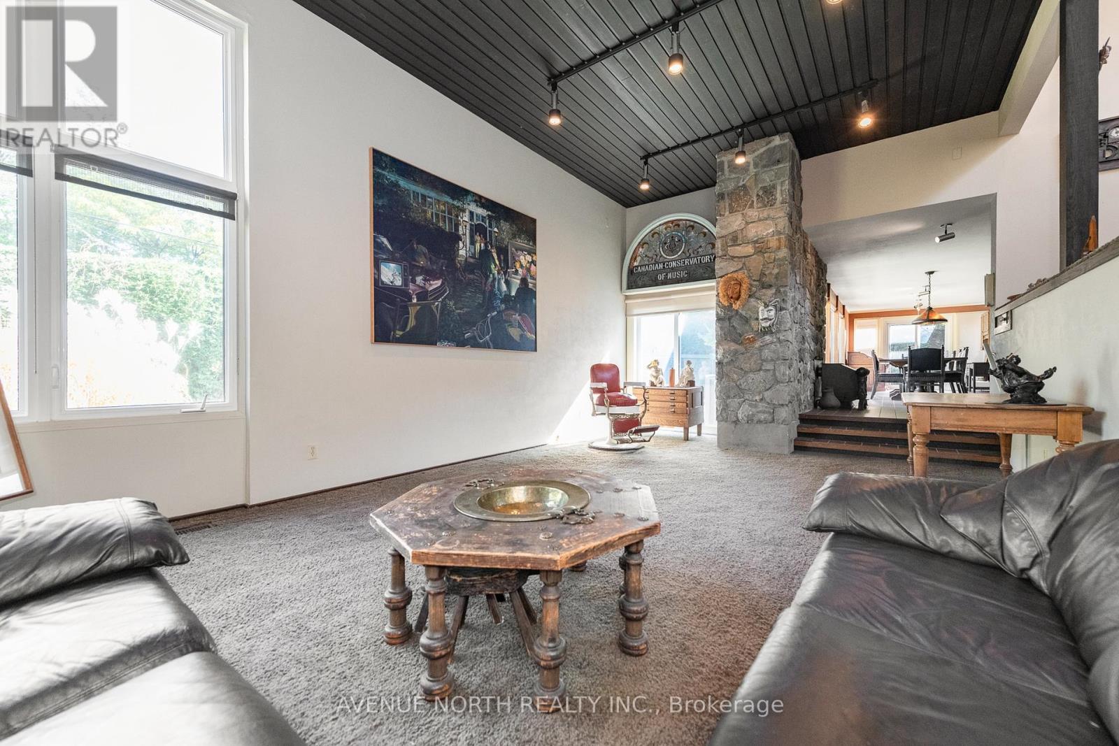 201 Latchford Road, Ottawa, ON - Indoor Photo Showing Living Room