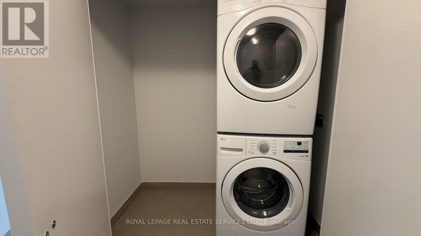 3811 - 430 Square One Drive, Mississauga, ON - Indoor Photo Showing Laundry Room