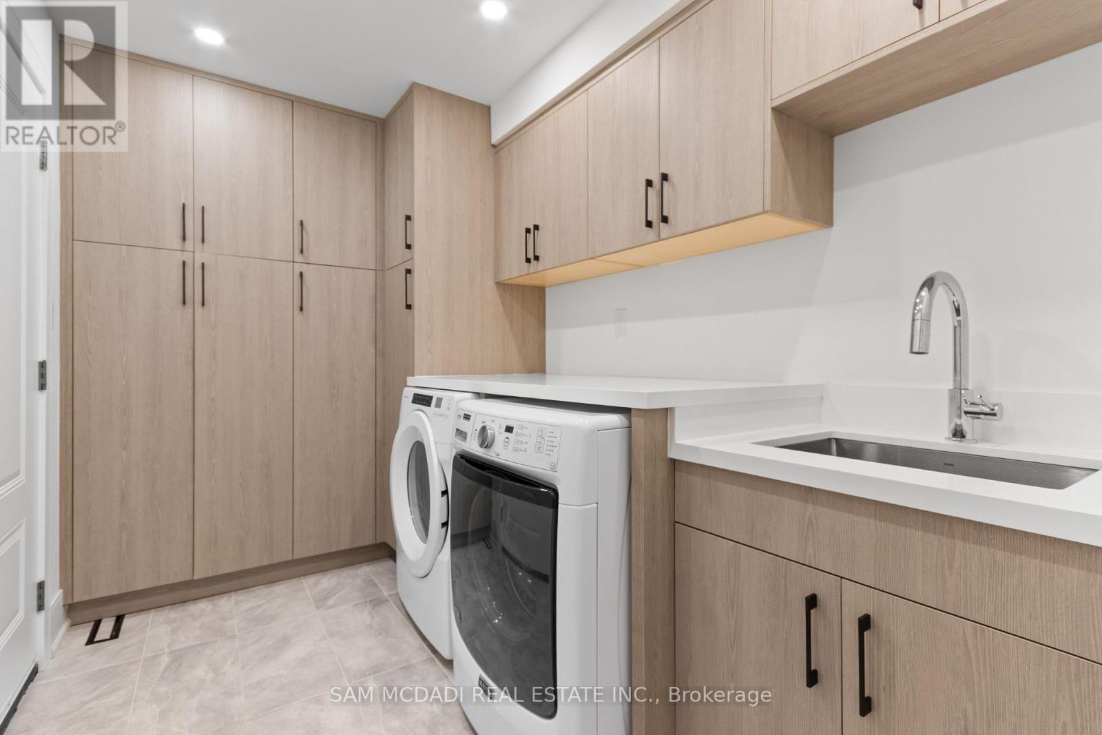 1882 Sherwood Forrest Circle, Mississauga, ON - Indoor Photo Showing Laundry Room