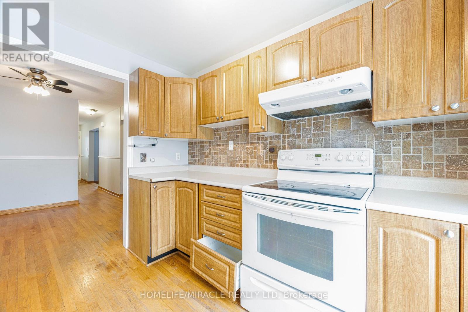 1799 Bromont Way, Ottawa, ON - Indoor Photo Showing Kitchen