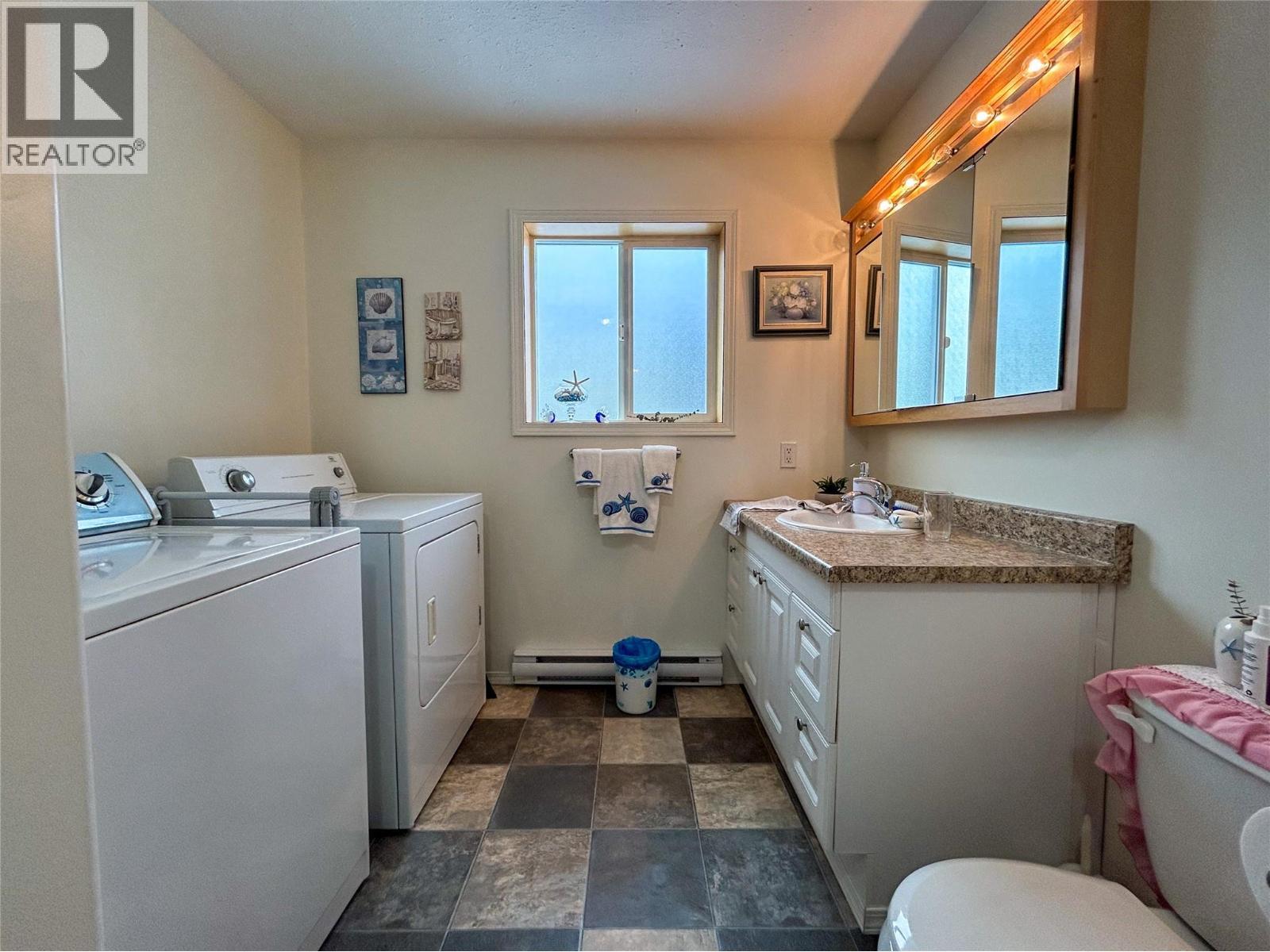 416 Sayward Avenue, Salmo, BC - Indoor Photo Showing Bathroom