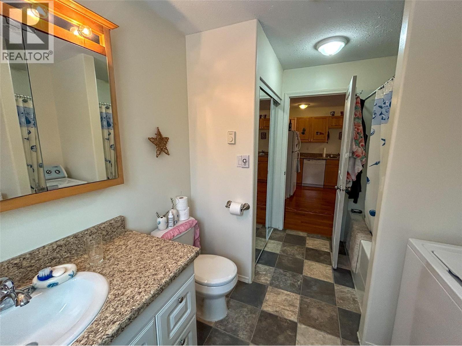 416 Sayward Avenue, Salmo, BC - Indoor Photo Showing Bathroom