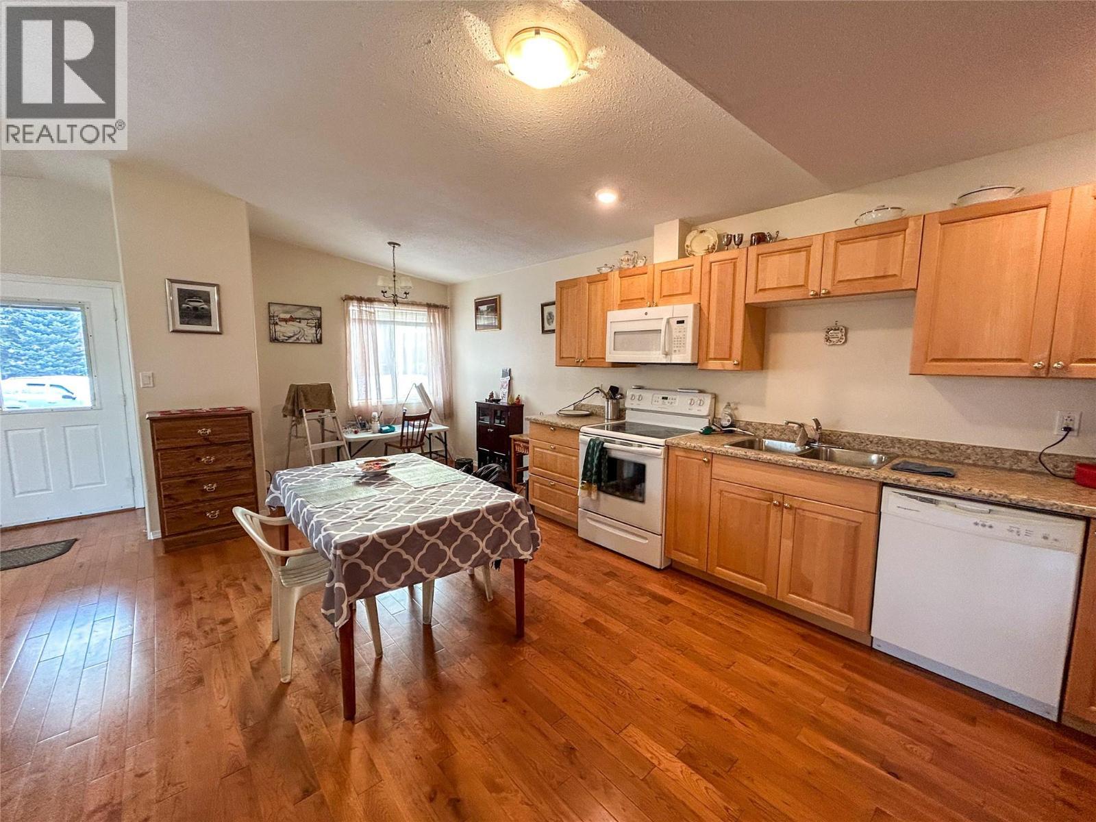416 Sayward Avenue, Salmo, BC - Indoor Photo Showing Kitchen With Double Sink