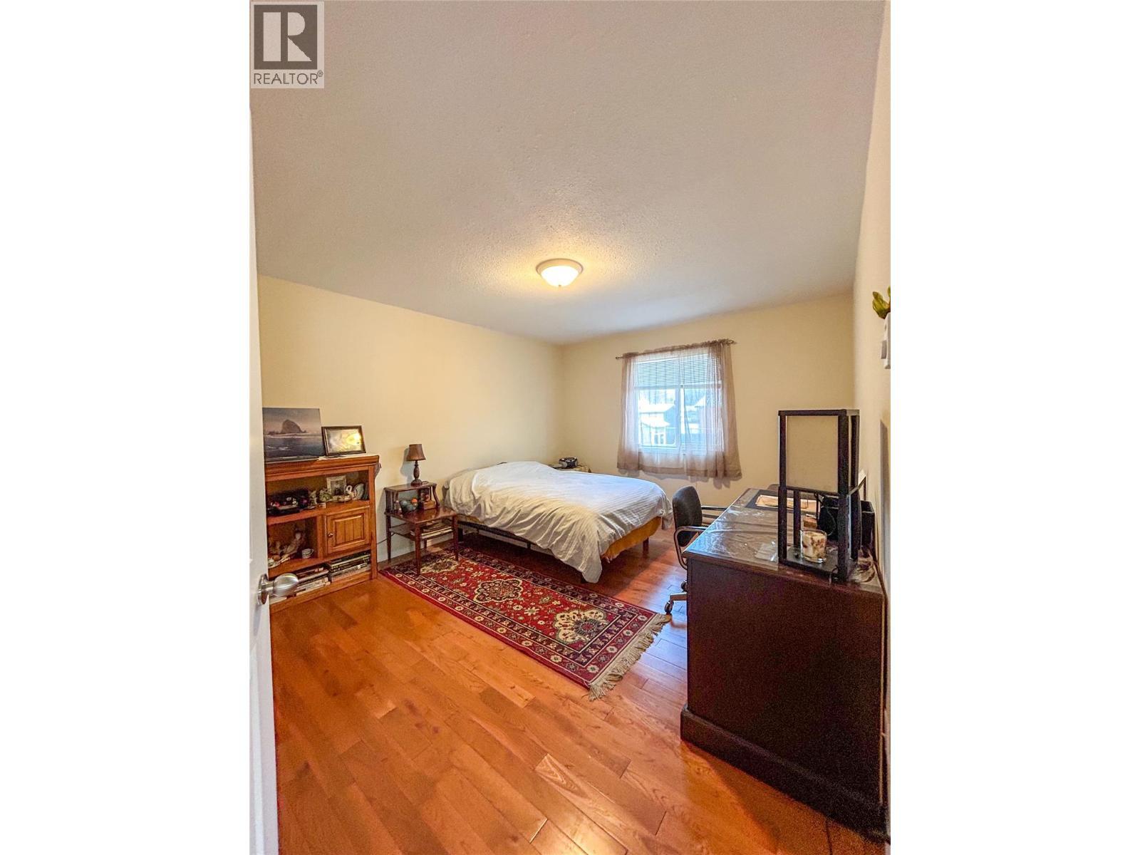 416 Sayward Avenue, Salmo, BC - Indoor Photo Showing Bedroom