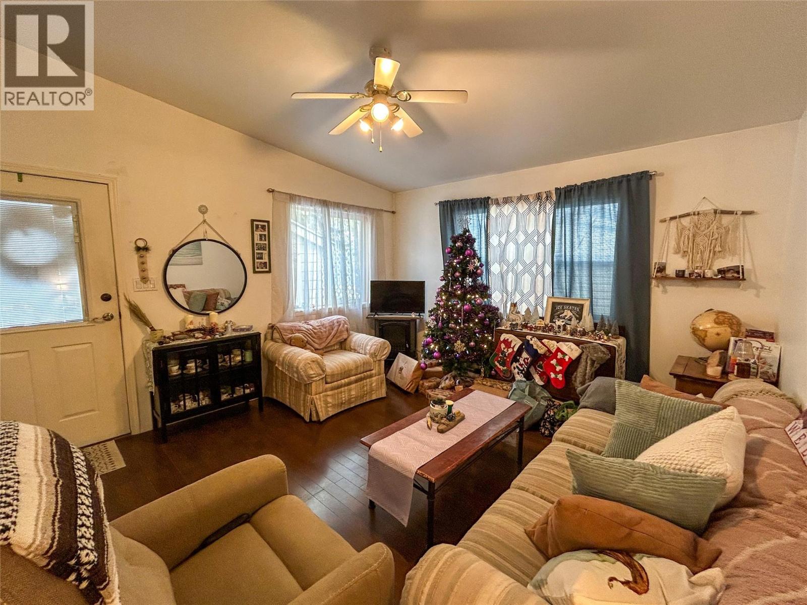 416 Sayward Avenue, Salmo, BC - Indoor Photo Showing Living Room