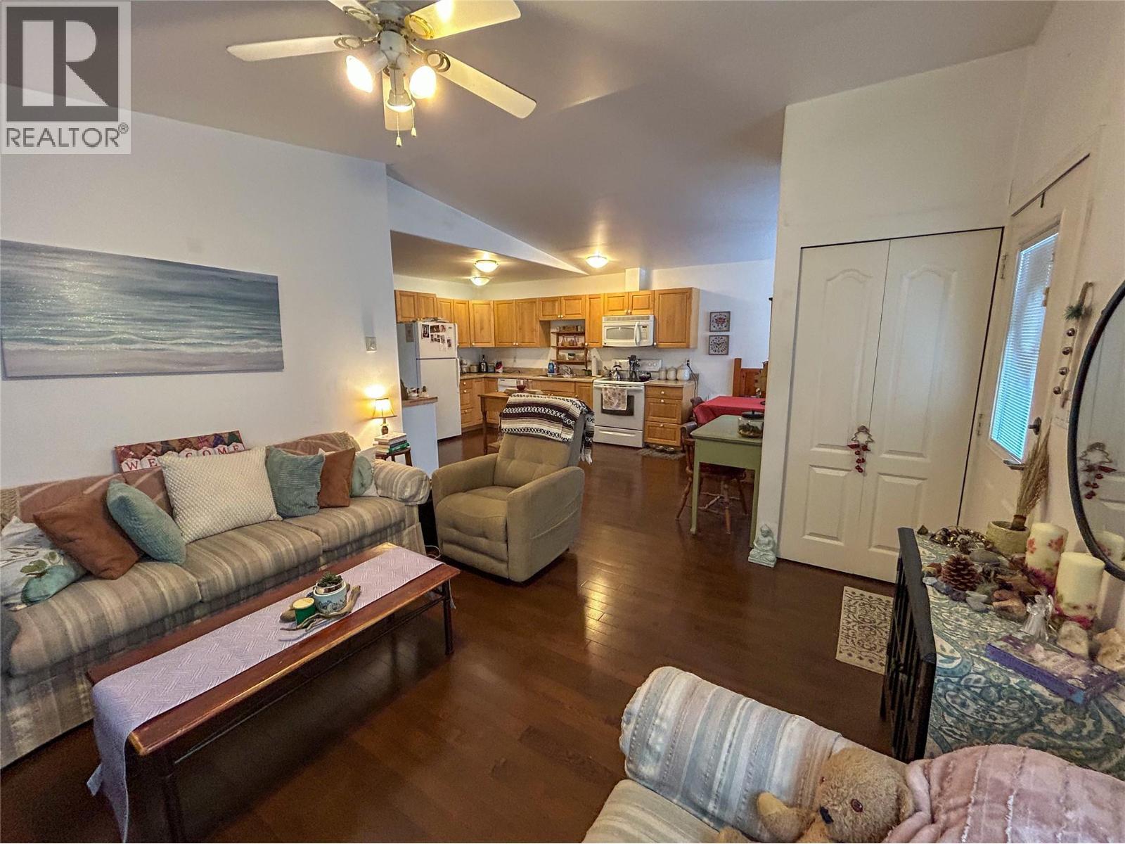 416 Sayward Avenue, Salmo, BC - Indoor Photo Showing Living Room