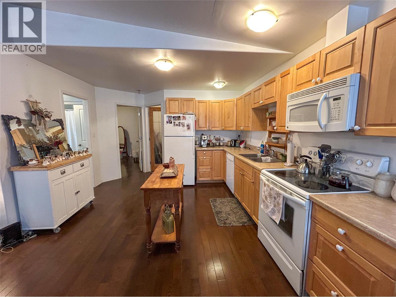 416 Sayward Avenue, Salmo, BC - Indoor Photo Showing Kitchen