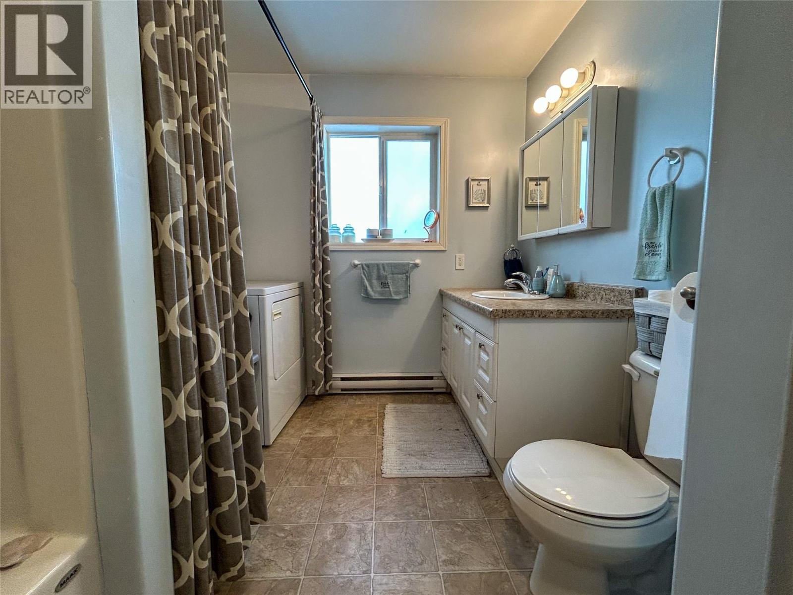 416 Sayward Avenue, Salmo, BC - Indoor Photo Showing Bathroom