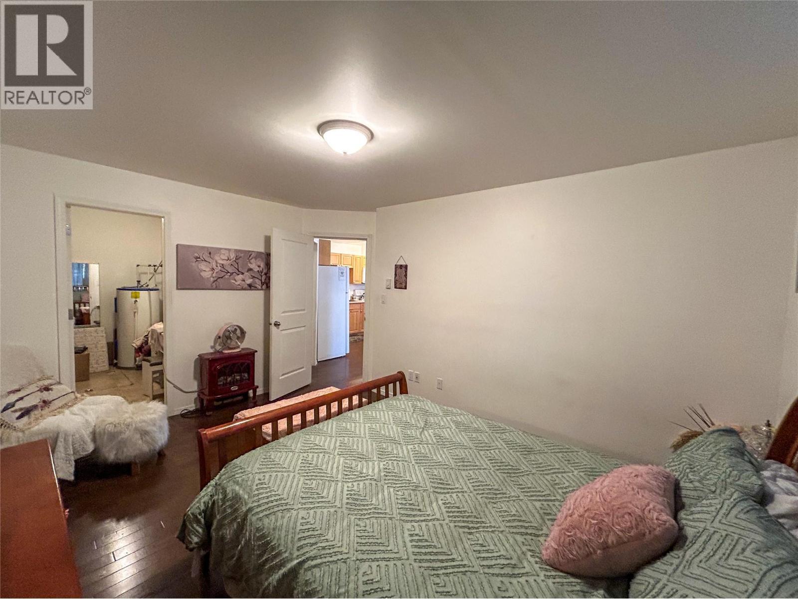 416 Sayward Avenue, Salmo, BC - Indoor Photo Showing Bedroom