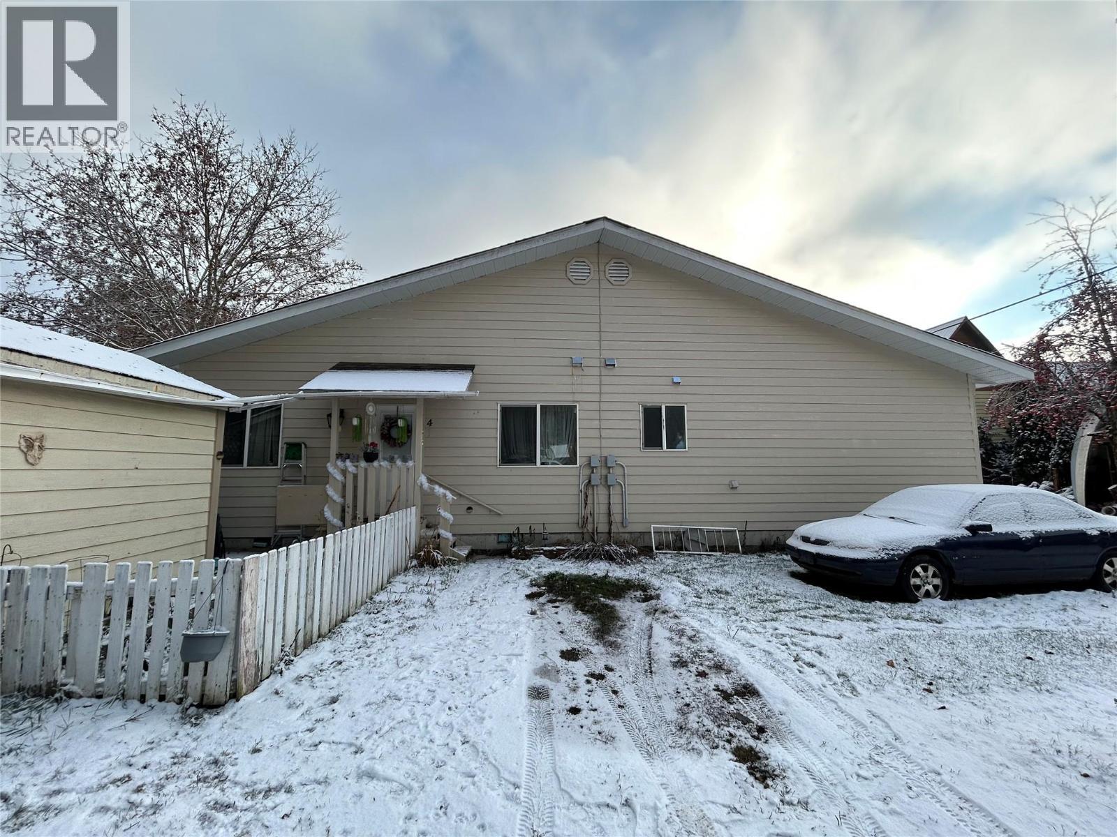 416 Sayward Avenue, Salmo, BC - Outdoor With Exterior