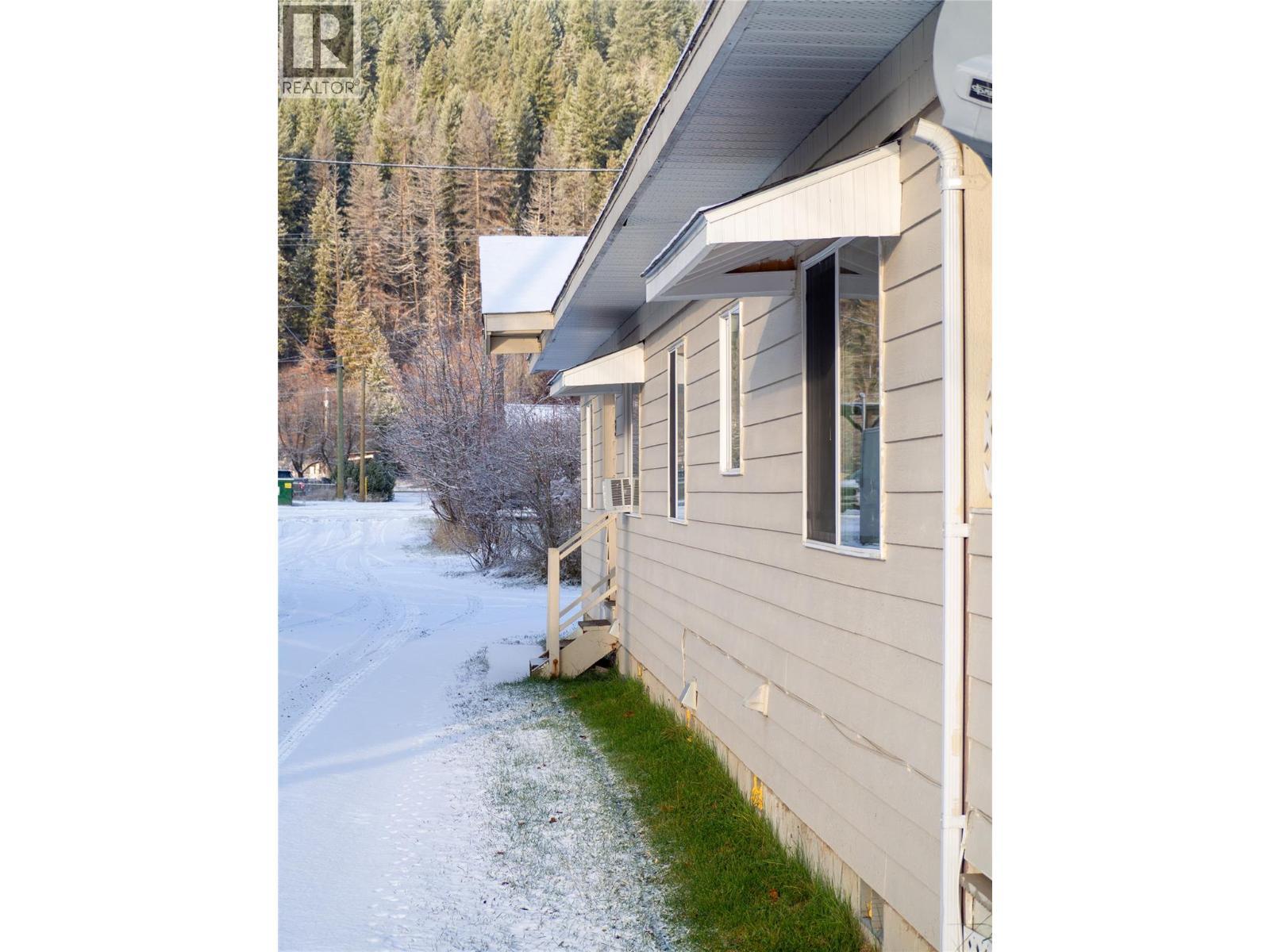 416 Sayward Avenue, Salmo, BC - Outdoor With Exterior
