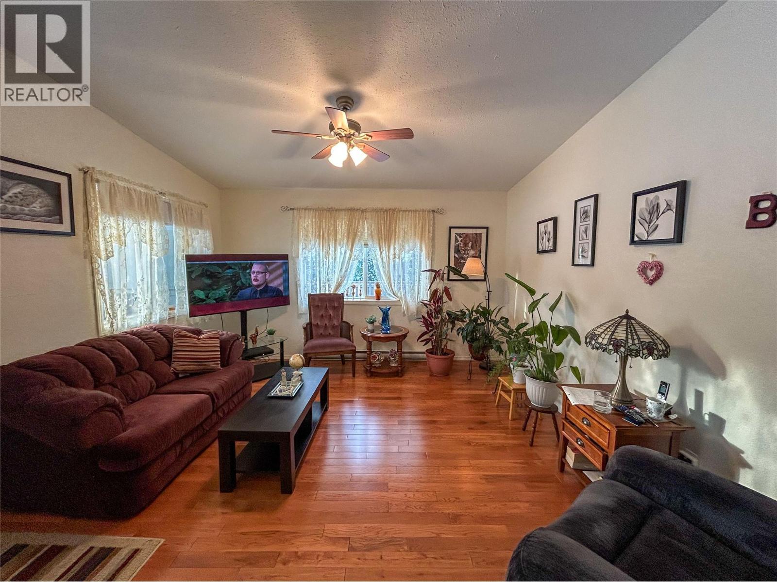 416 Sayward Avenue, Salmo, BC - Indoor Photo Showing Living Room