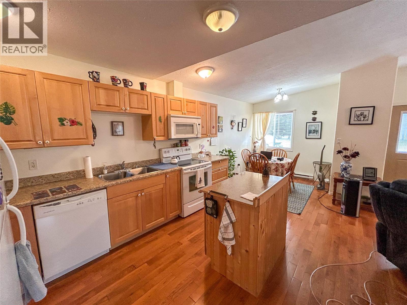 416 Sayward Avenue, Salmo, BC - Indoor Photo Showing Kitchen With Double Sink
