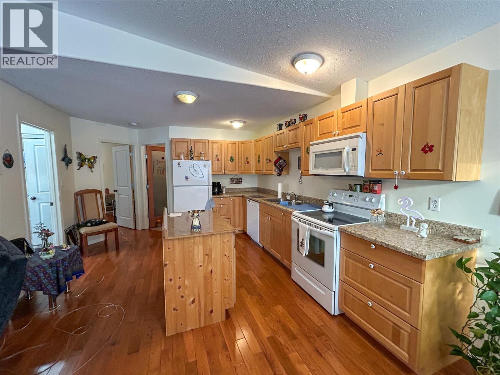 416 Sayward Avenue, Salmo, BC - Indoor Photo Showing Kitchen
