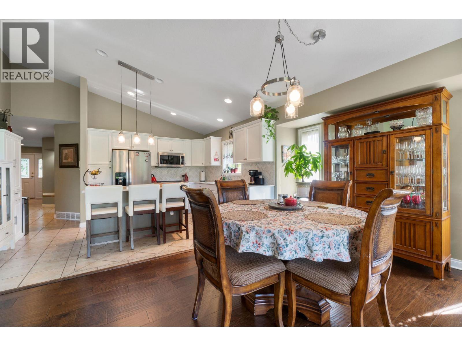 2550 Golf Course Drive Unit# 11, Blind Bay, BC - Indoor Photo Showing Dining Room