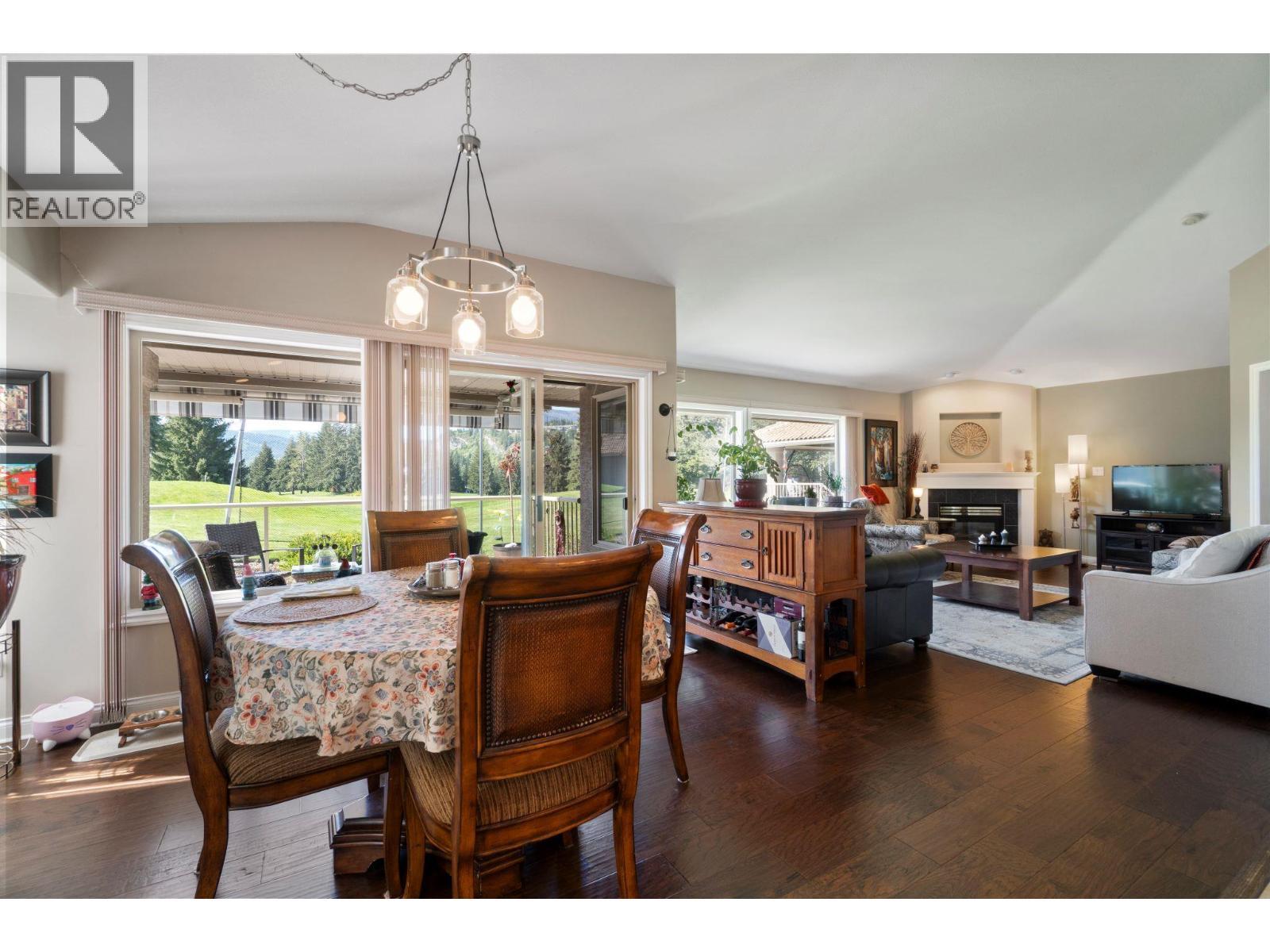 2550 Golf Course Drive Unit# 11, Blind Bay, BC - Indoor With Fireplace