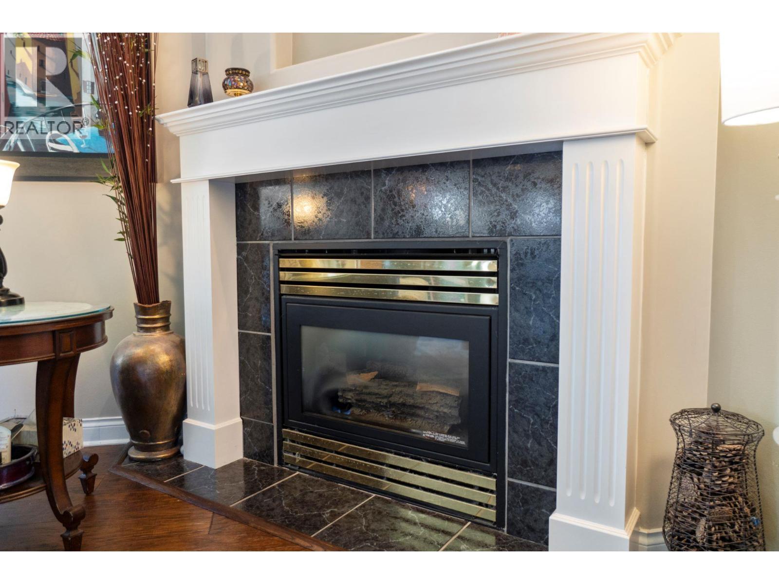 2550 Golf Course Drive Unit# 11, Blind Bay, BC - Indoor Photo Showing Living Room With Fireplace