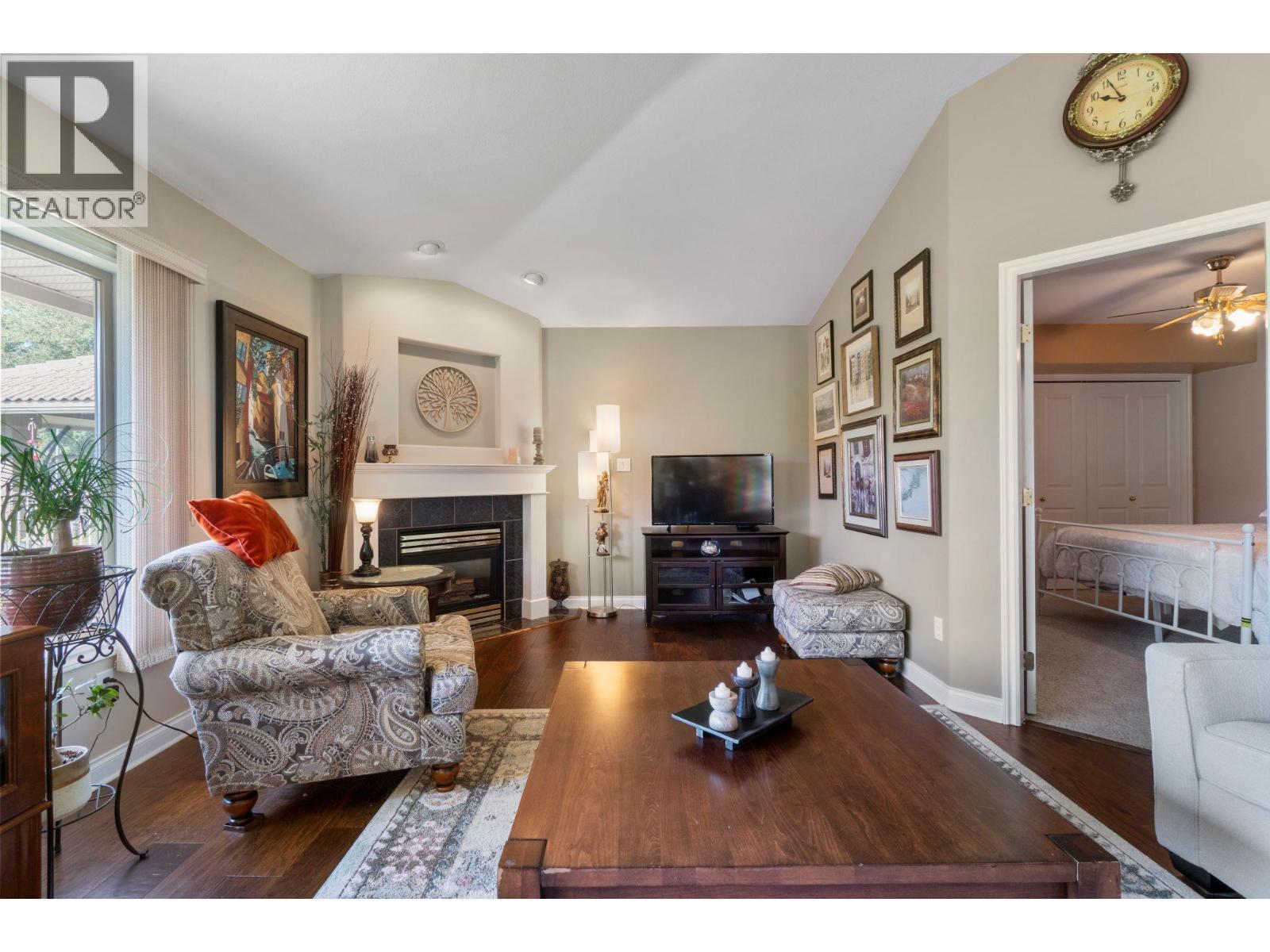 2550 Golf Course Drive Unit# 11, Blind Bay, BC - Indoor Photo Showing Living Room With Fireplace