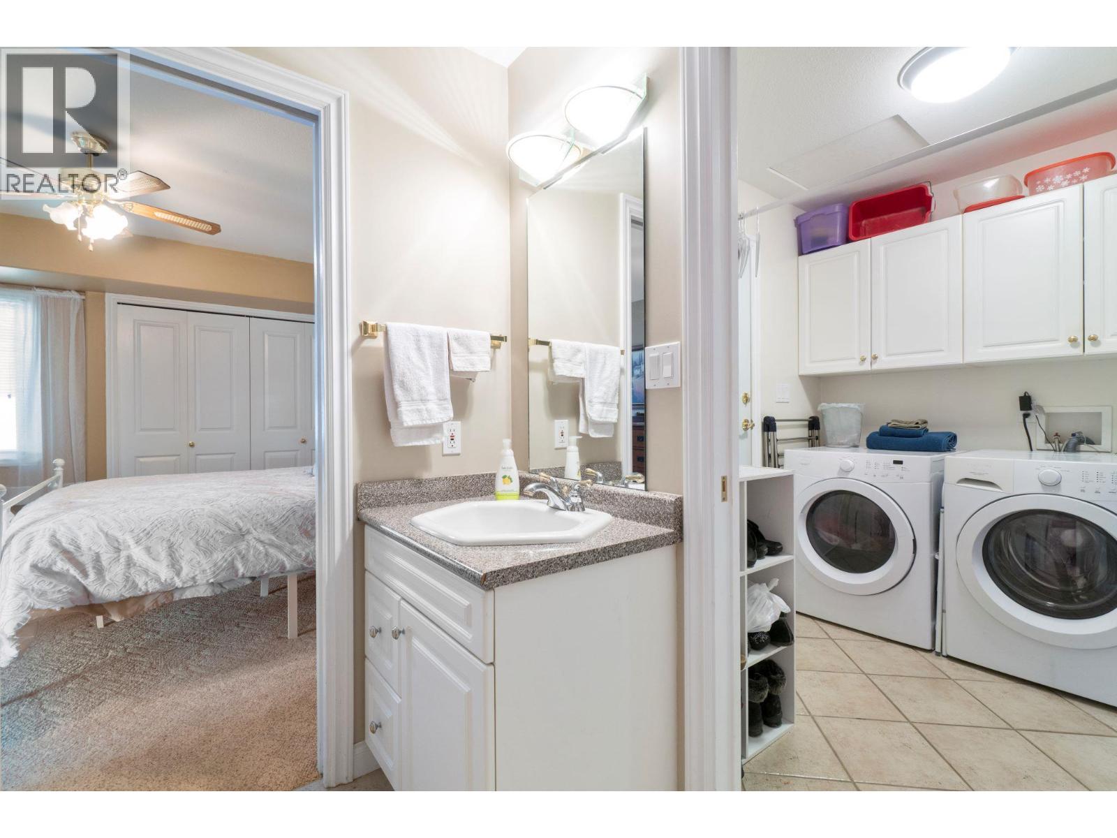 2550 Golf Course Drive Unit# 11, Blind Bay, BC - Indoor Photo Showing Laundry Room