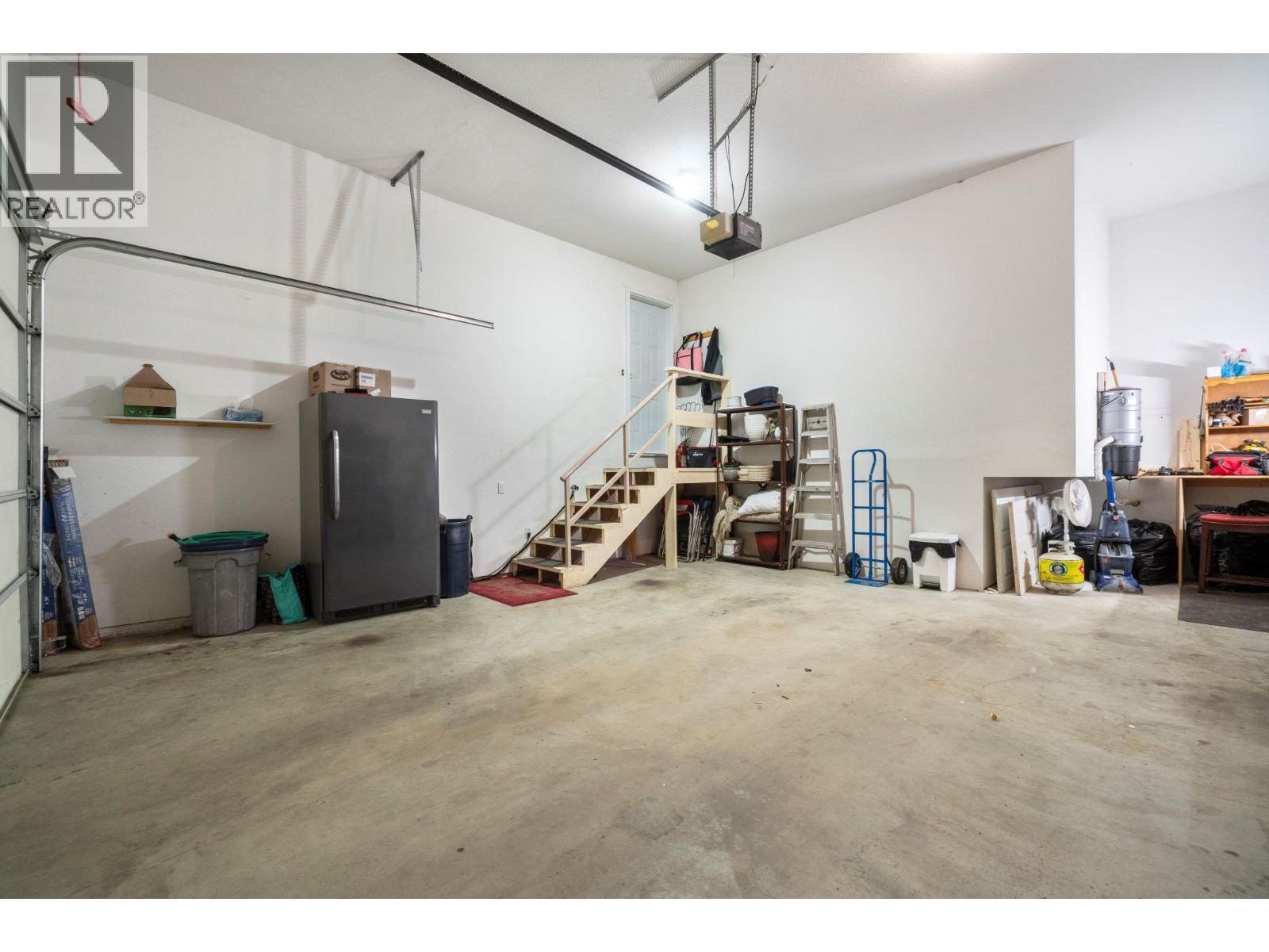 2550 Golf Course Drive Unit# 11, Blind Bay, BC - Indoor Photo Showing Garage