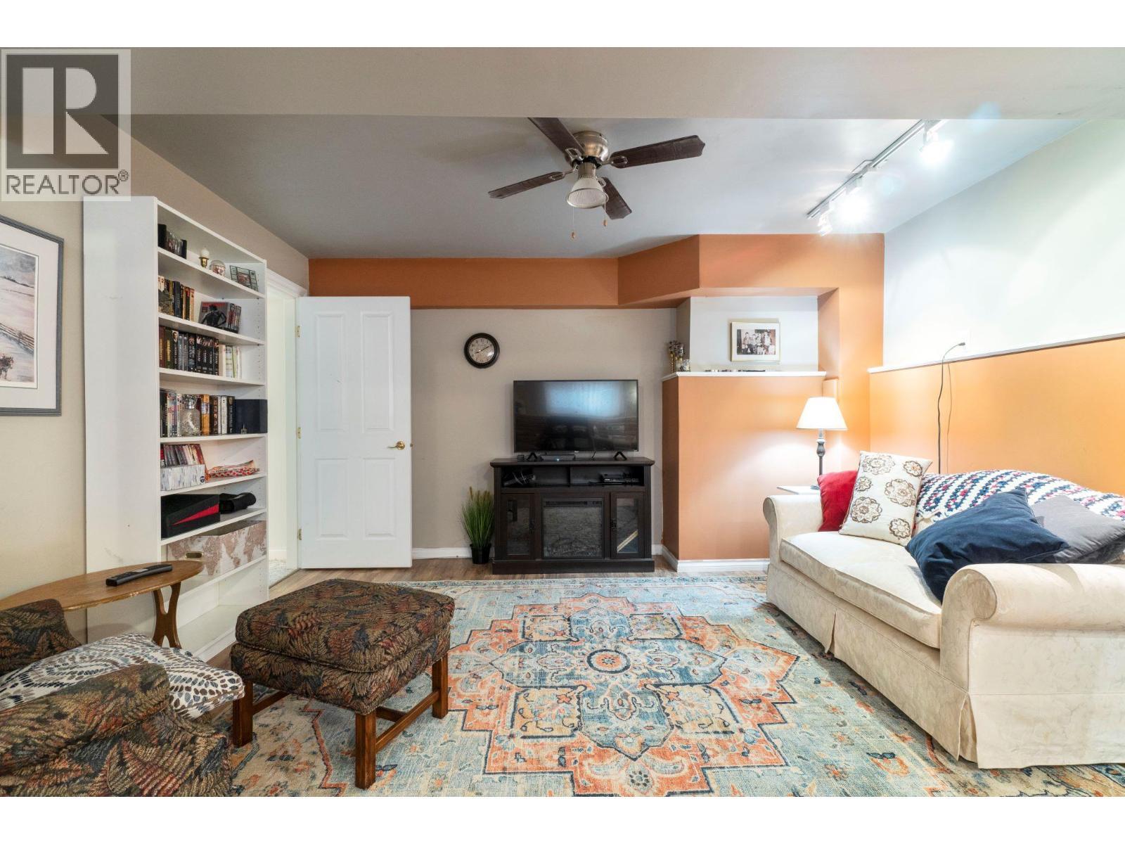 2550 Golf Course Drive Unit# 11, Blind Bay, BC - Indoor Photo Showing Living Room