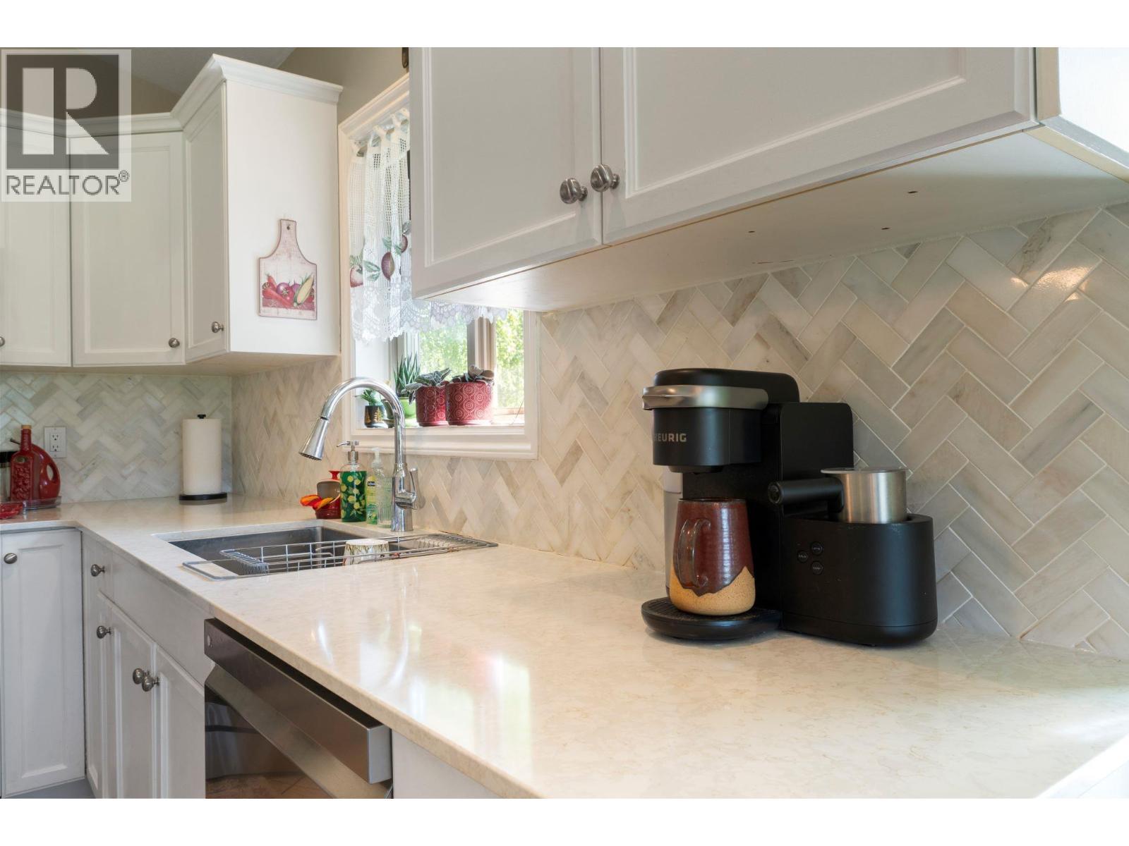 2550 Golf Course Drive Unit# 11, Blind Bay, BC - Indoor Photo Showing Kitchen With Double Sink