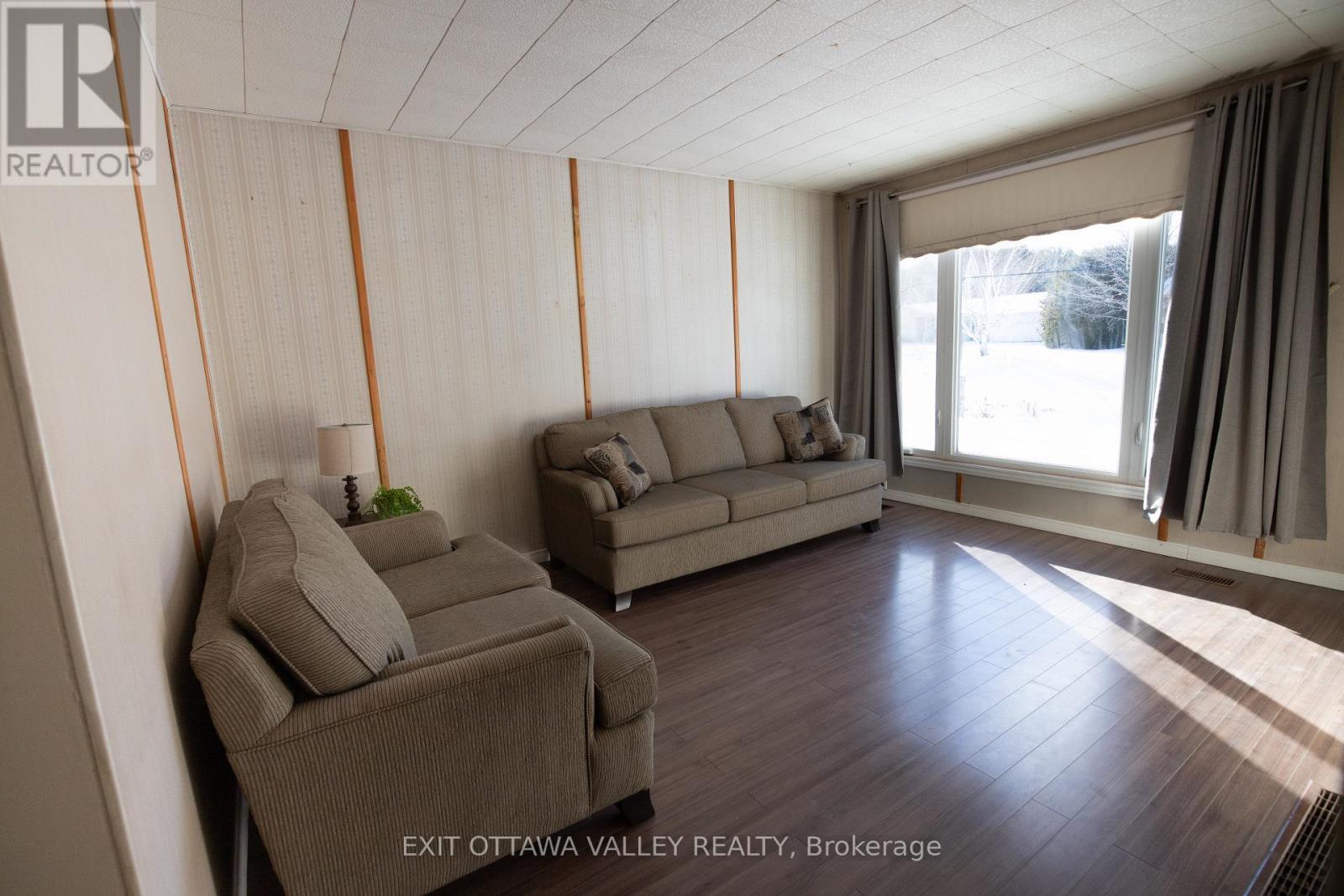 2776 Fourth Chute Road, Bonnechere Valley, ON - Indoor Photo Showing Living Room