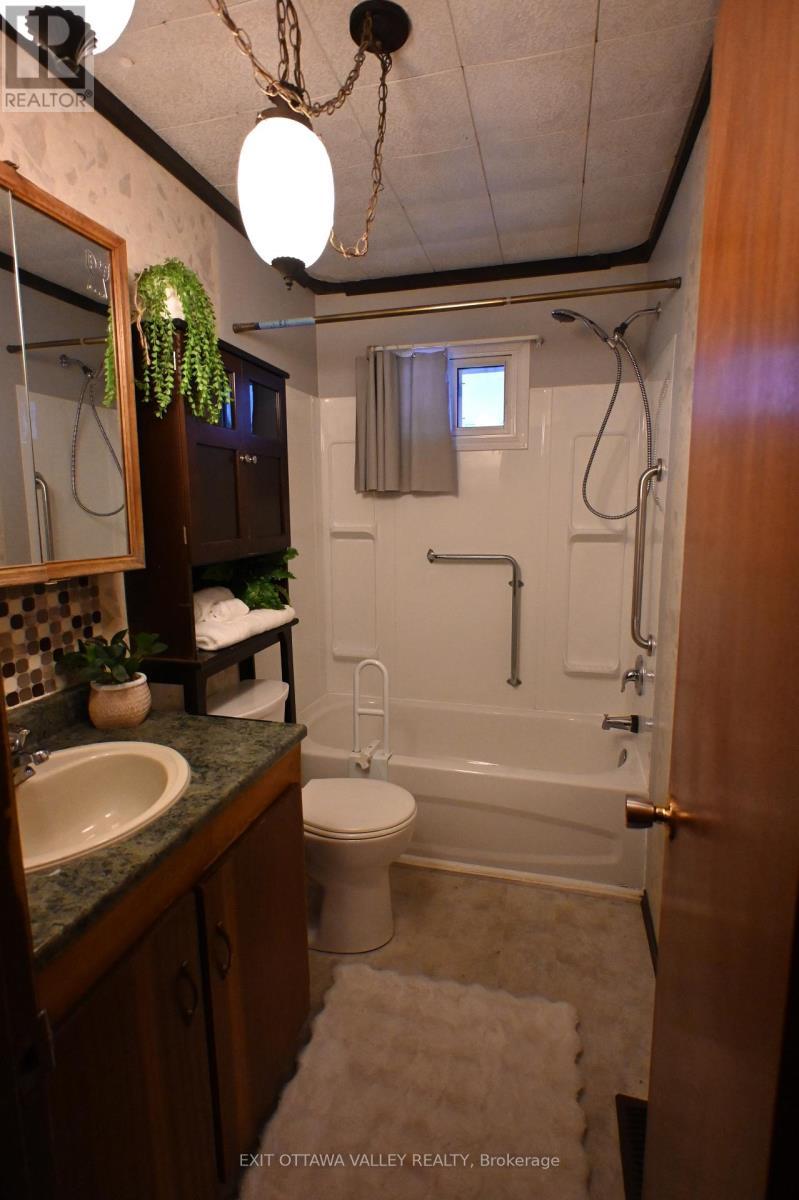 2776 Fourth Chute Road, Bonnechere Valley, ON - Indoor Photo Showing Bathroom