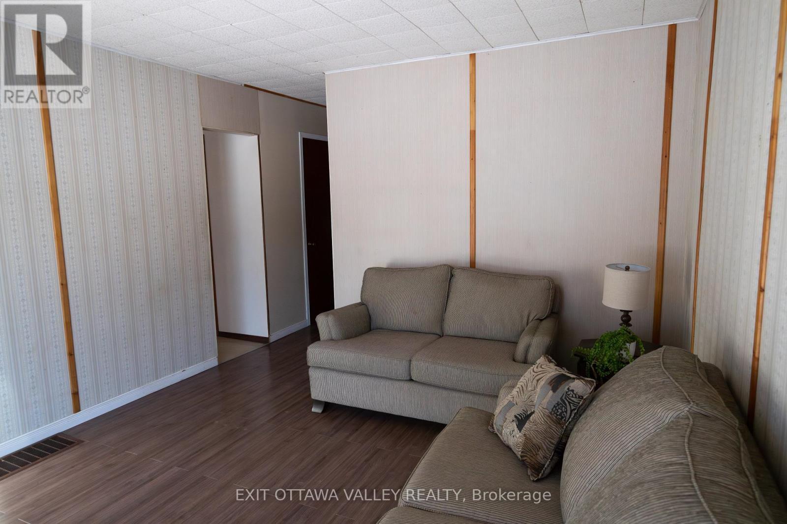 2776 Fourth Chute Road, Bonnechere Valley, ON - Indoor Photo Showing Living Room