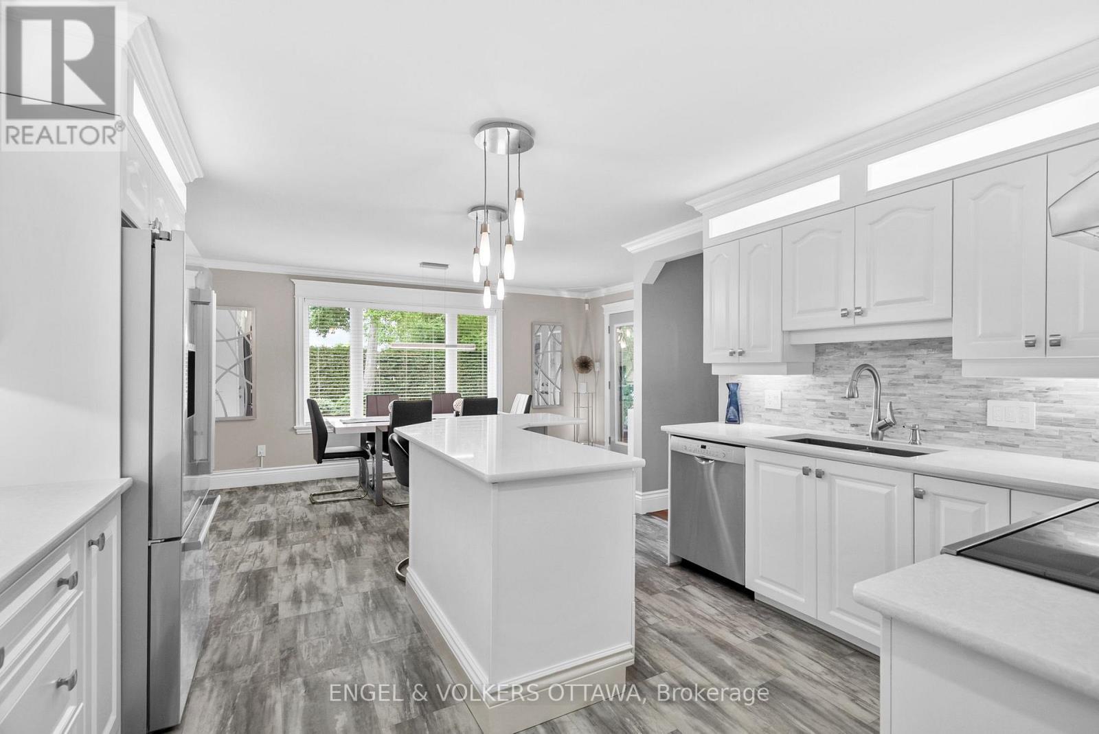 1591 Stephanie Anne Drive, Ottawa, ON - Indoor Photo Showing Kitchen With Upgraded Kitchen