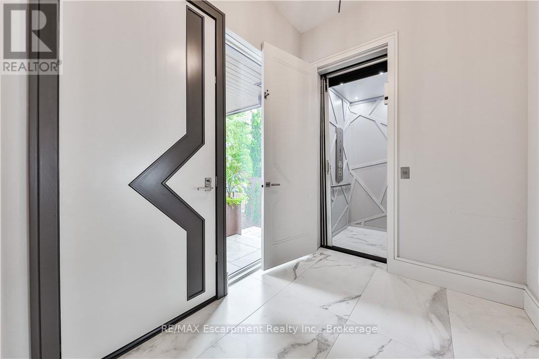 2250 Chancery Lane W, Oakville (Fd Ford), ON - Indoor Photo Showing Other Room