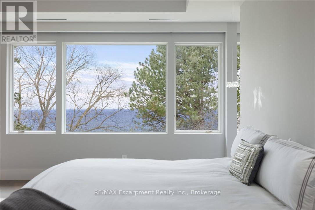 2250 Chancery Lane W, Oakville (Fd Ford), ON - Indoor Photo Showing Bedroom