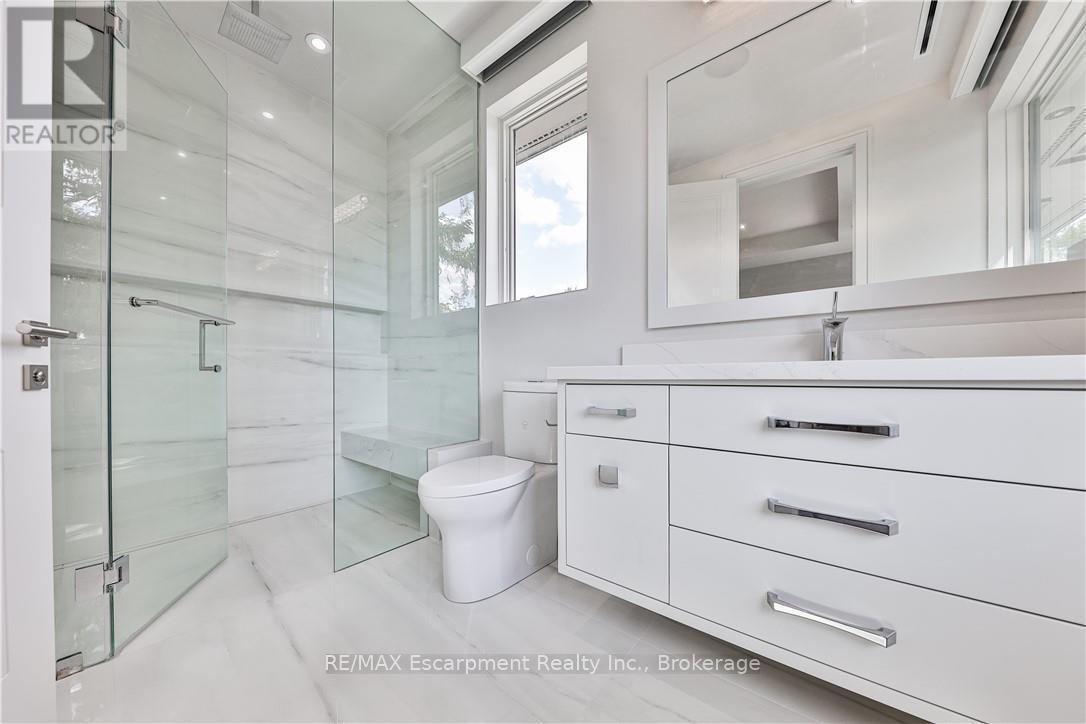 2250 Chancery Lane W, Oakville (Fd Ford), ON - Indoor Photo Showing Bathroom