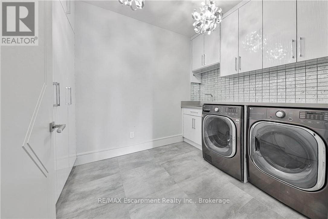 2250 Chancery Lane W, Oakville (Fd Ford), ON - Indoor Photo Showing Laundry Room