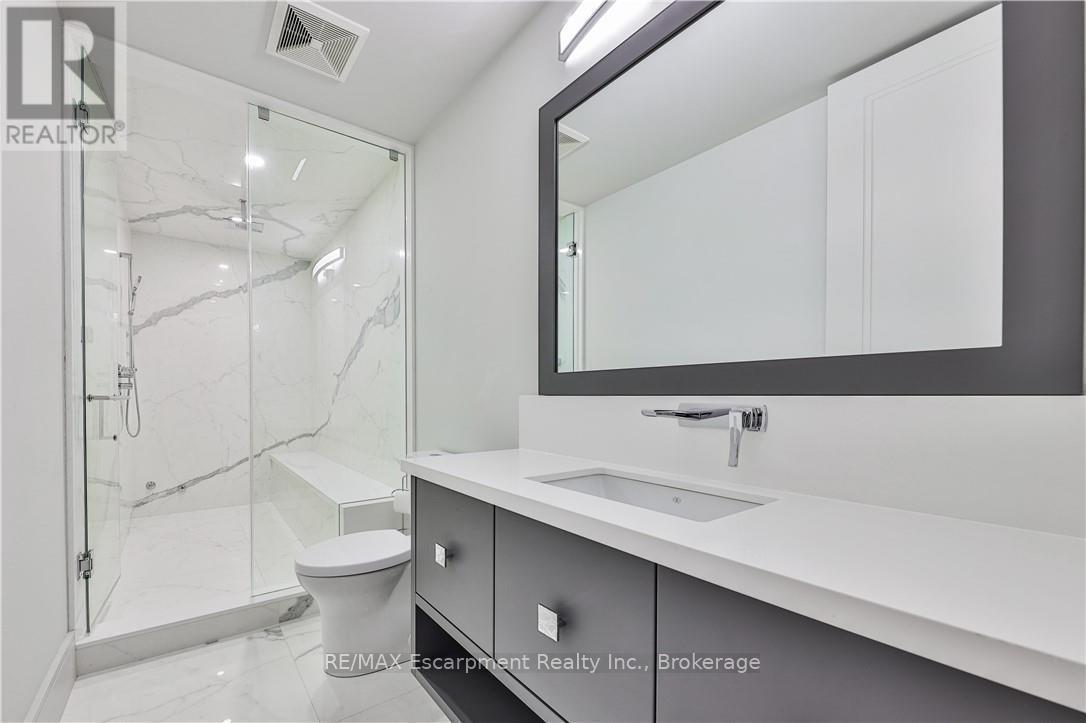 2250 Chancery Lane W, Oakville (Fd Ford), ON - Indoor Photo Showing Bathroom