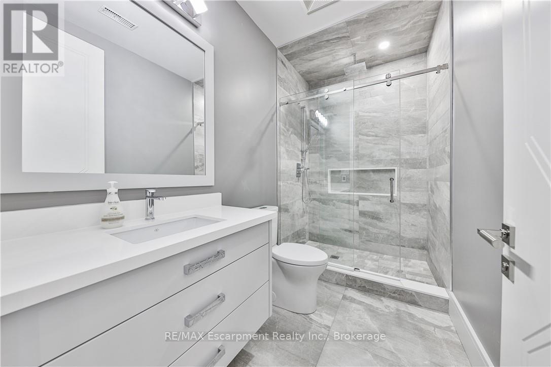 2250 Chancery Lane W, Oakville (Fd Ford), ON - Indoor Photo Showing Bathroom