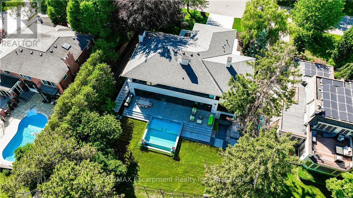 2250 Chancery Lane W, Oakville (Fd Ford), ON - Outdoor