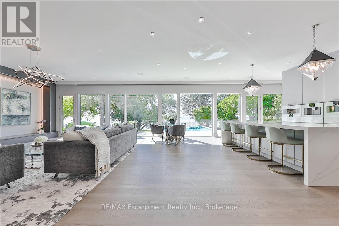 2250 Chancery Lane W, Oakville (Fd Ford), ON - Indoor Photo Showing Living Room