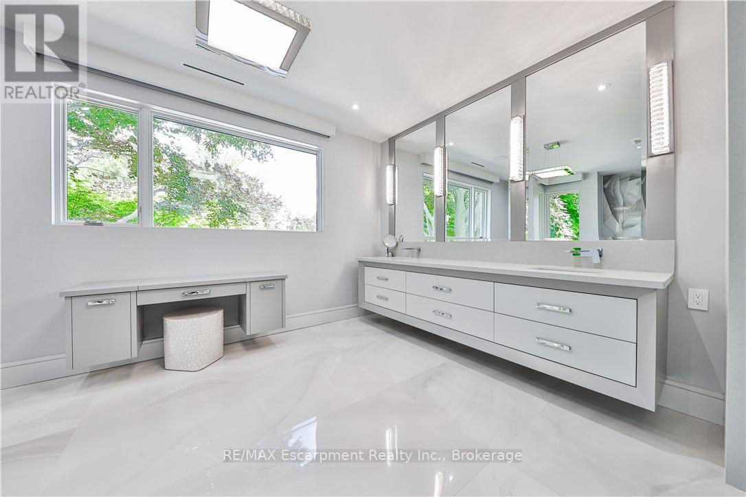 2250 Chancery Lane W, Oakville (Fd Ford), ON - Indoor Photo Showing Bathroom