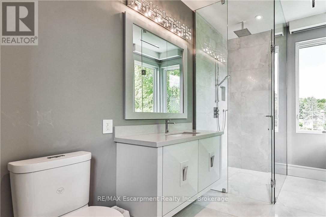 2250 Chancery Lane W, Oakville (Fd Ford), ON - Indoor Photo Showing Bathroom