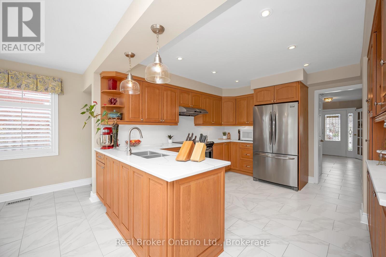 2015 Grosvenor Street, Oakville (Wc Wedgewood Creek), ON - Indoor Photo Showing Kitchen With Double Sink