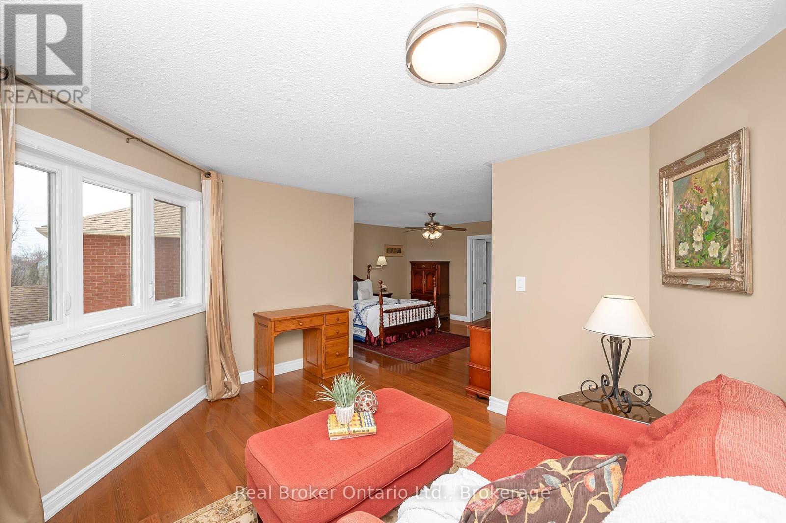 2015 Grosvenor Street, Oakville (Wc Wedgewood Creek), ON - Indoor Photo Showing Living Room