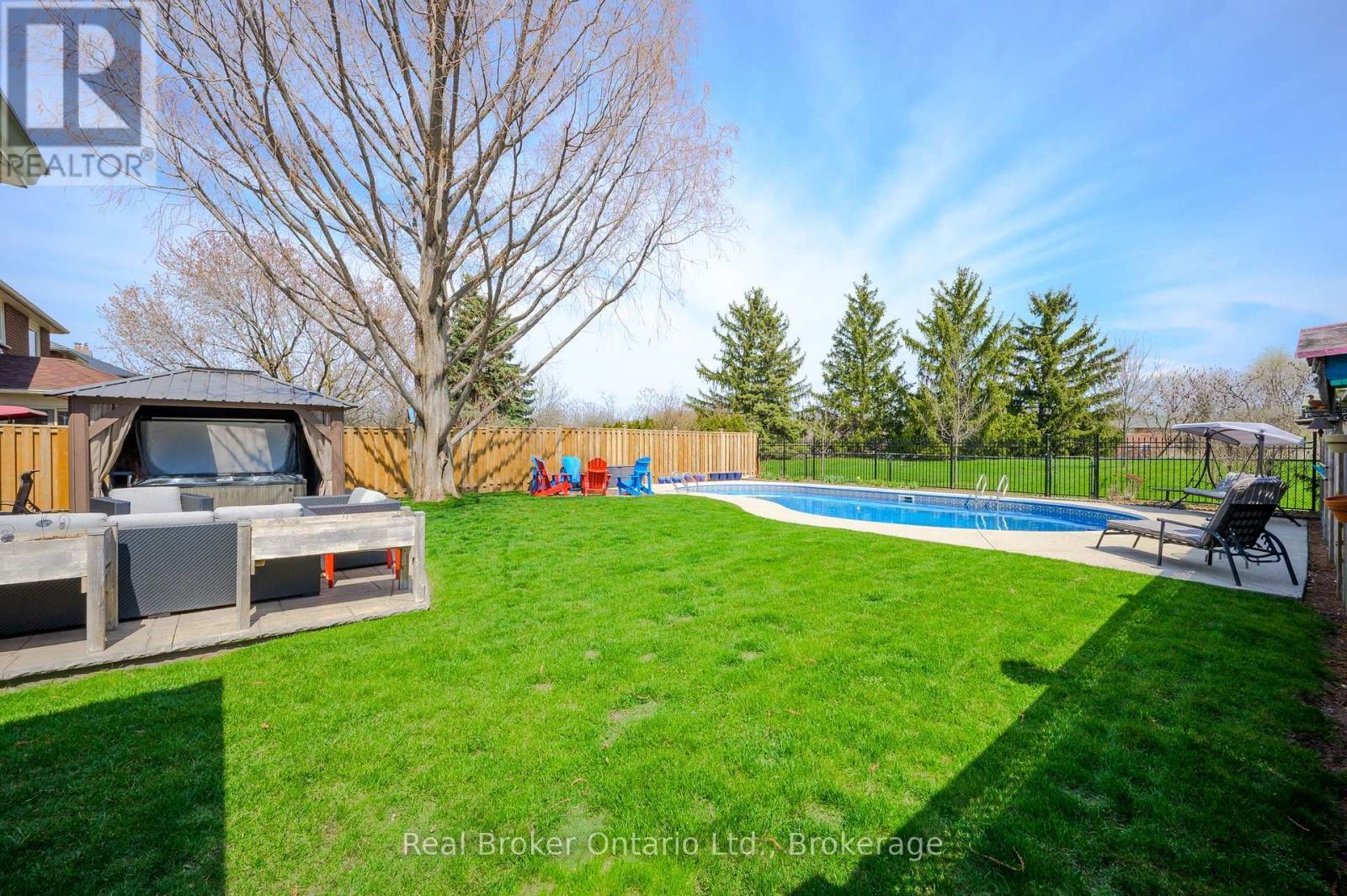 2015 Grosvenor Street, Oakville (Wc Wedgewood Creek), ON - Outdoor With In Ground Pool With Backyard