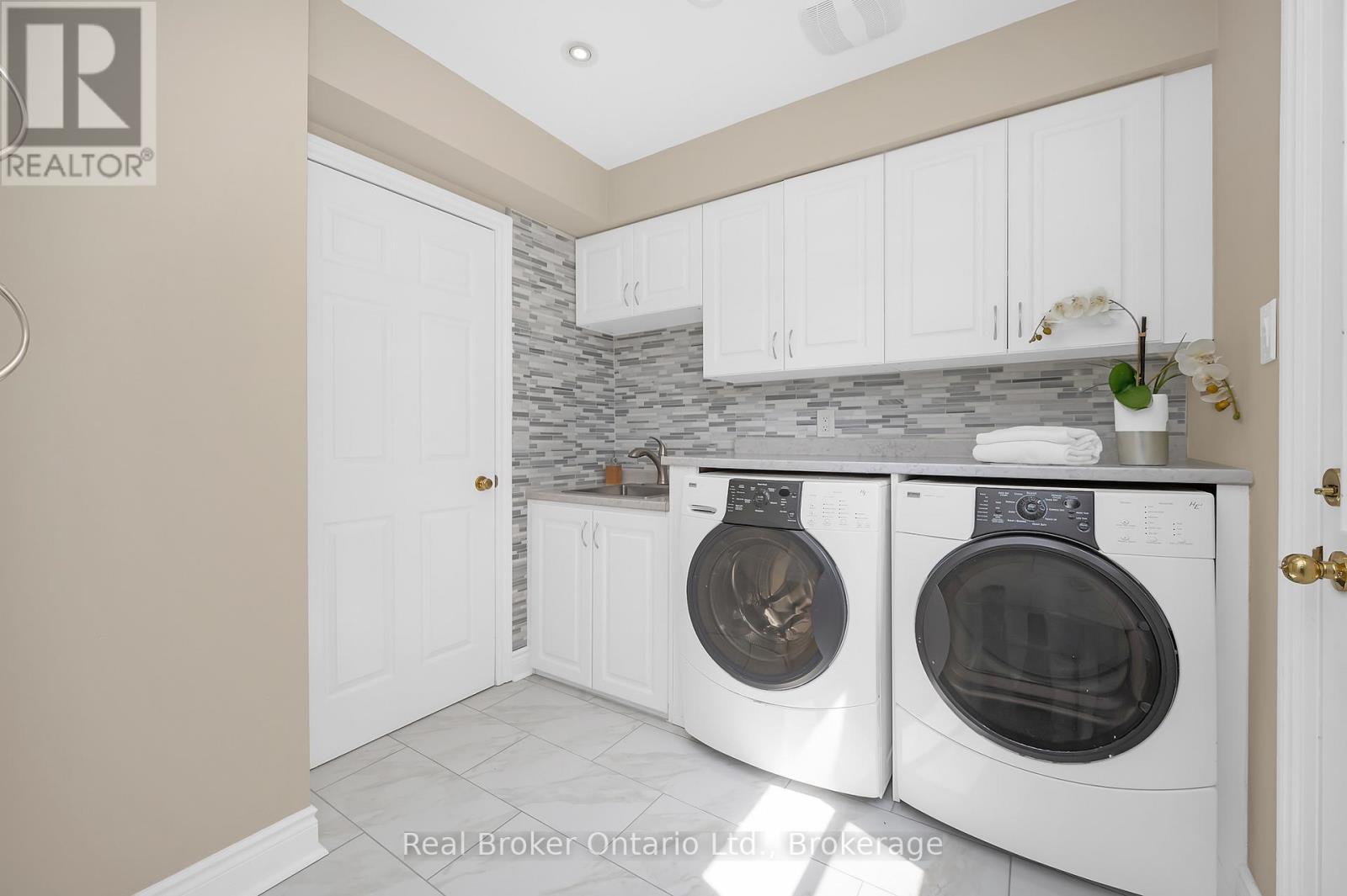 2015 Grosvenor Street, Oakville (Wc Wedgewood Creek), ON - Indoor Photo Showing Laundry Room