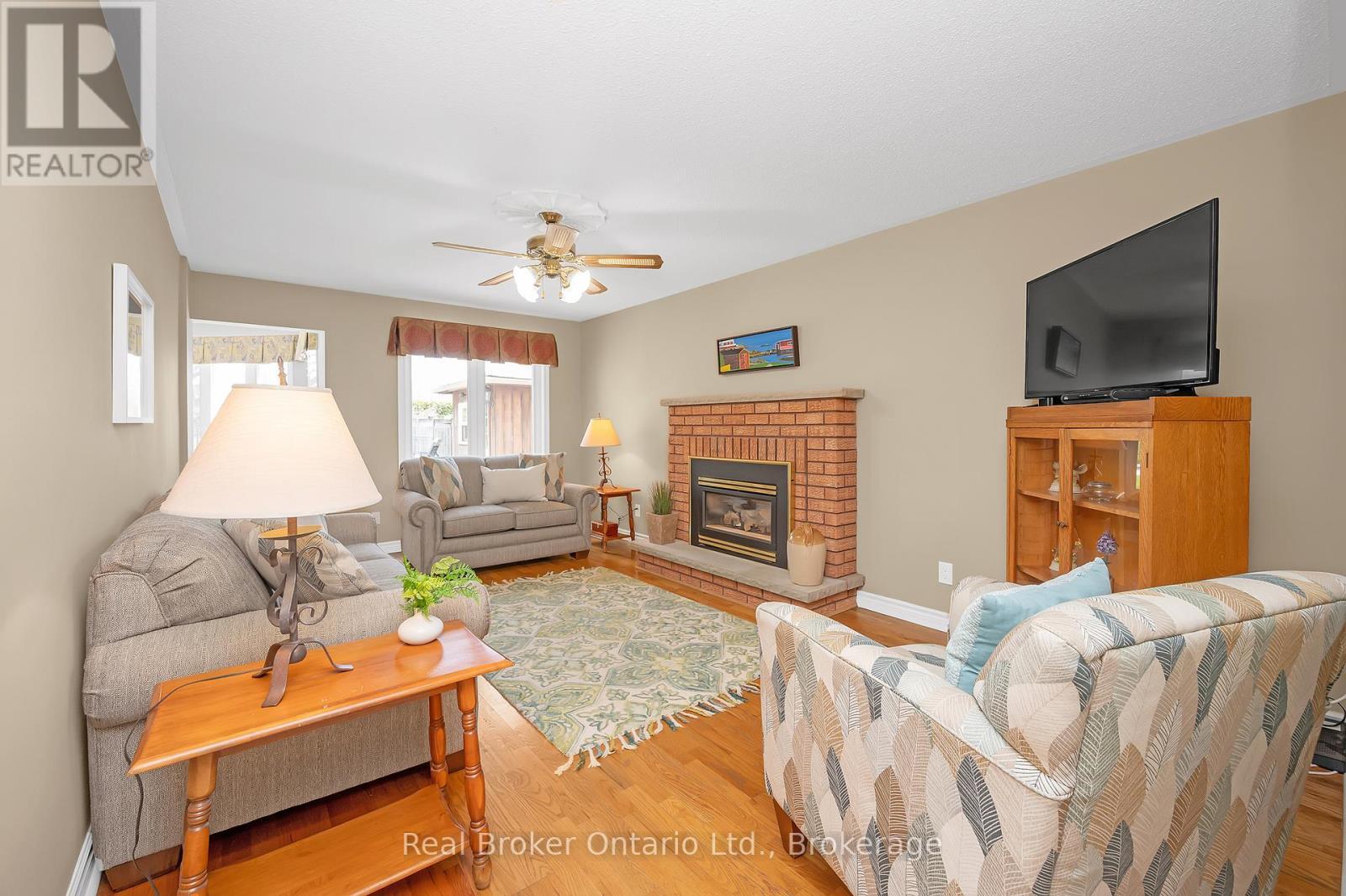 2015 Grosvenor Street, Oakville (Wc Wedgewood Creek), ON - Indoor Photo Showing Living Room With Fireplace