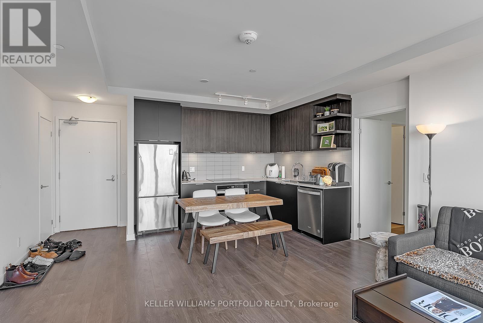 2203 - 6 Sonic Way, Toronto, ON - Indoor Photo Showing Kitchen