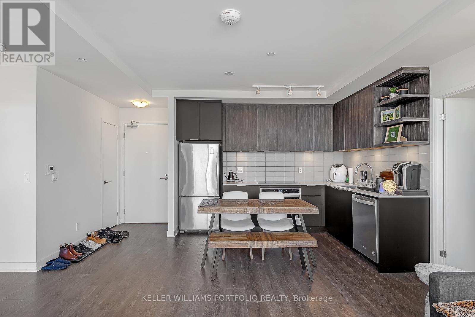 2203 - 6 Sonic Way, Toronto, ON - Indoor Photo Showing Kitchen With Upgraded Kitchen