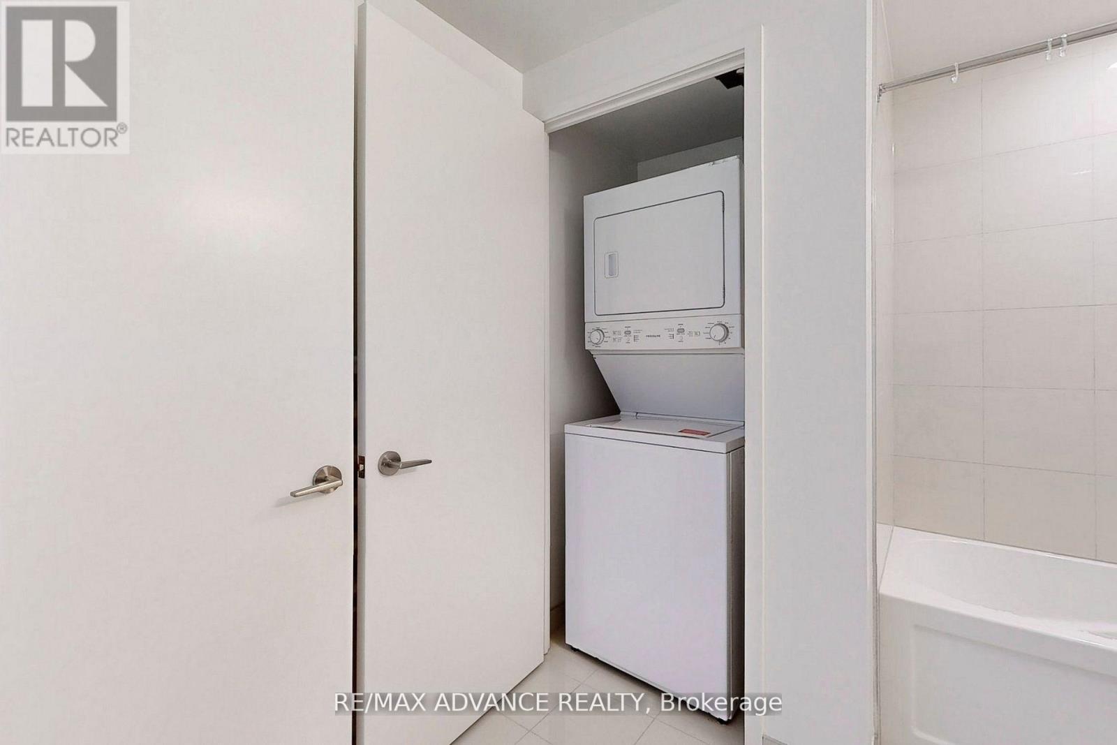 2508 - 15 Queens Quay E, Toronto, ON - Indoor Photo Showing Laundry Room