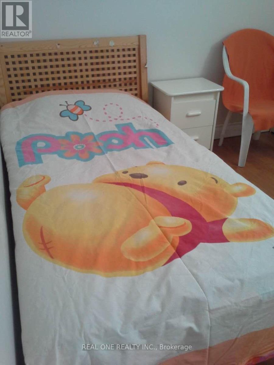 Main - 334 Chester Le Boulevard, Toronto, ON - Indoor Photo Showing Bedroom